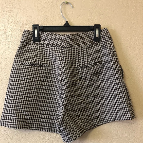 BASIC SHORTS - Picture 2 of 3